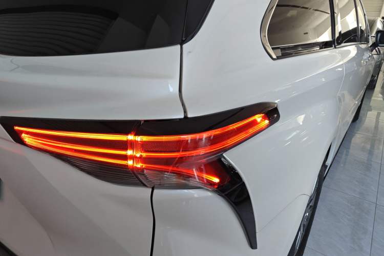 Used Toyota SIENNA 2021 2.5L Hybrid Premium Edition Right Rear Taillight