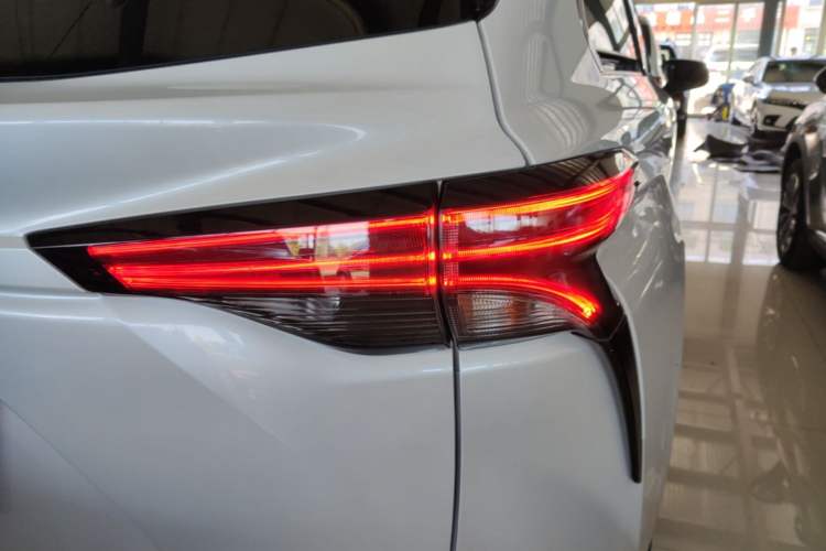Used Toyota SIENNA 2021 2.5L Hybrid Premium Edition Right Rear Taillight