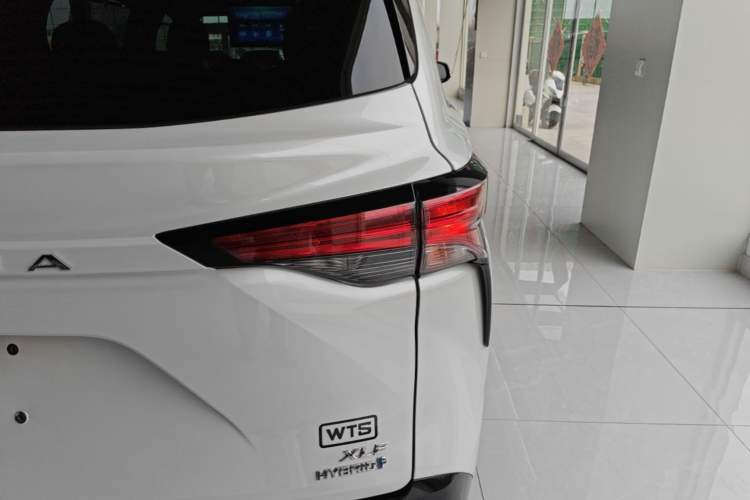 Used Toyota SIENNA 2021 2.5L Hybrid Luxury Edition Right Rear Taillight