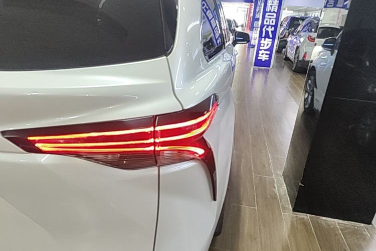 Used Toyota SIENNA 2021 2.5L Hybrid Platinum Edition Right Rear Taillight