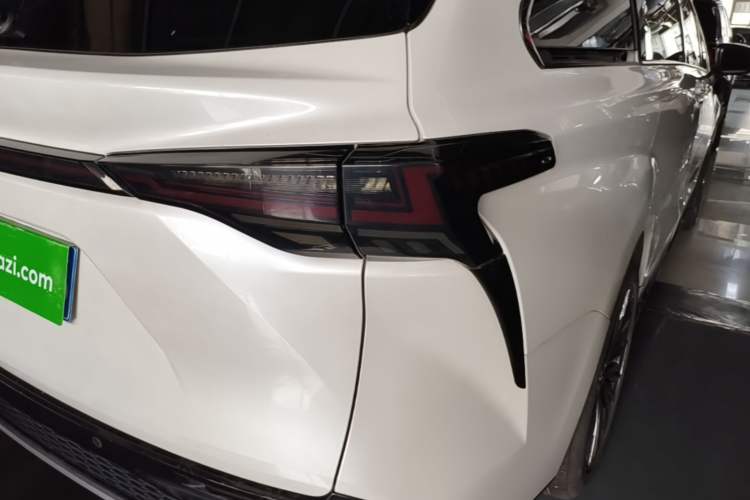 Used Toyota SIENNA 2021 2.5L Hybrid Luxury Edition Right Rear Taillight
