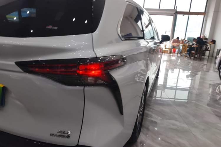 Used Toyota SIENNA 2021 2.5L Hybrid Luxury Edition Right Rear Taillight