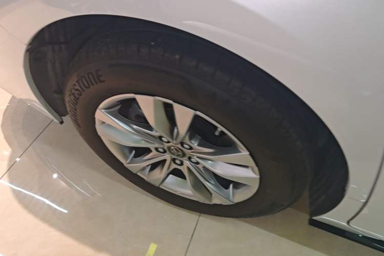 Used Toyota SIENNA 2021 2.5L Hybrid Platinum Edition Right Rear Wheel Hub