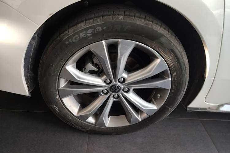 Used Toyota SIENNA 2021 2.5L Hybrid Premium Edition Right Rear Wheel Hub