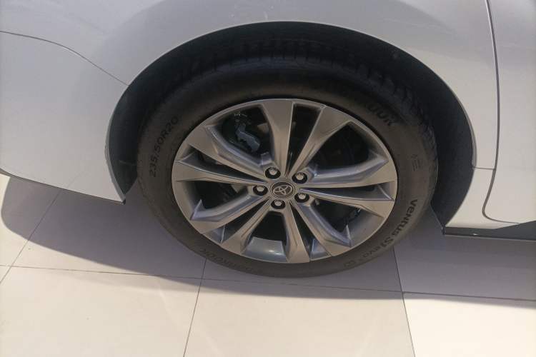 Used Toyota SIENNA 2021 2.5L Hybrid Premium Edition Right Rear Wheel Hub