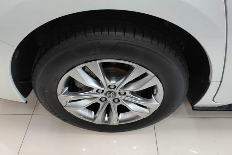Used Toyota SIENNA 2021 2.5L Hybrid Platinum Edition Right Rear Wheel Hub