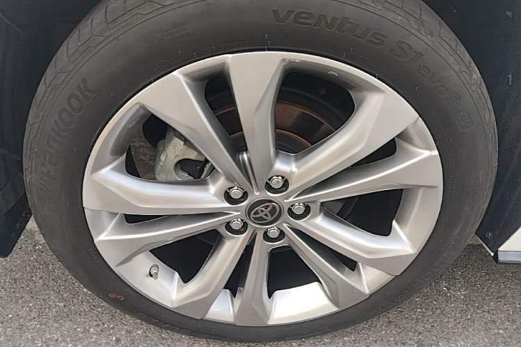 Used Toyota SIENNA 2021 2.5L Hybrid Platinum Edition Right Rear Wheel Hub