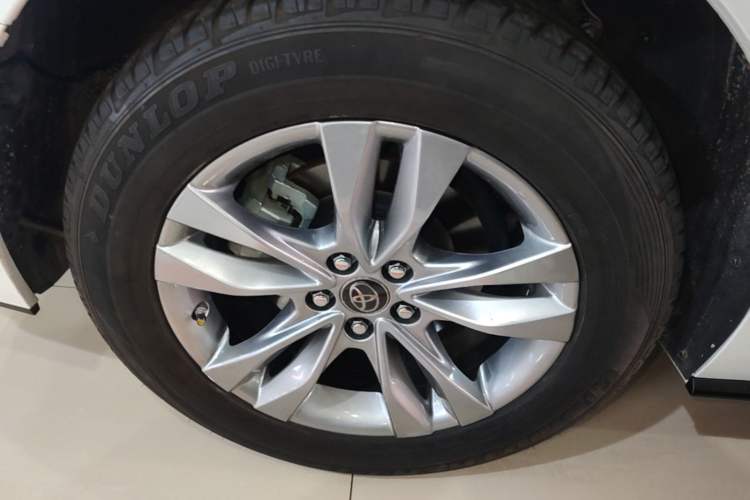 Used Toyota SIENNA 2021 2.5L Hybrid Platinum Edition Right Rear Wheel Hub