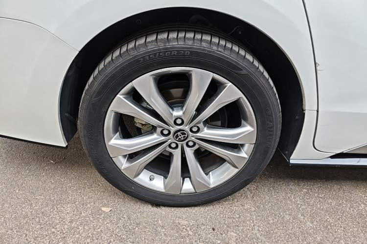 Used Toyota SIENNA 2021 2.5L Hybrid Platinum Edition Right Rear Wheel Hub