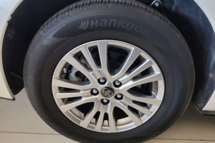 Used Toyota SIENNA 2021 2.5L Hybrid Premium Edition Right Rear Wheel Hub