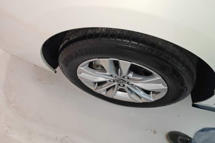 Used Toyota SIENNA 2021 2.5L Hybrid Platinum Edition Right Rear Wheel Hub
