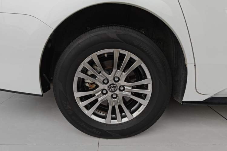 Used Toyota SIENNA 2021 2.5L Hybrid Luxury Edition Right Rear Wheel Hub