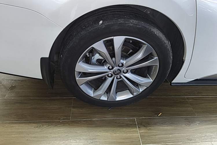 Used Toyota SIENNA 2021 2.5L Hybrid Platinum Edition Right Rear Wheel Hub