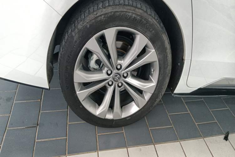 Used Toyota SIENNA 2021 2.5L Hybrid Platinum Edition Right Rear Wheel Hub
