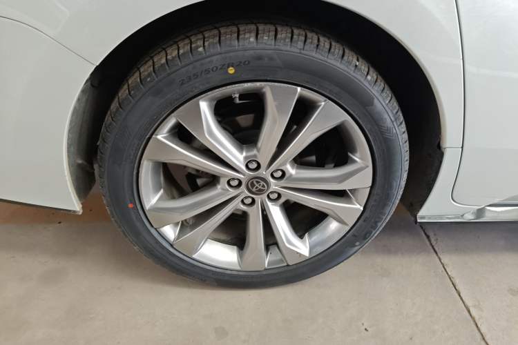 Used Toyota SIENNA 2021 2.5L Hybrid Premium Edition Right Rear Wheel Hub