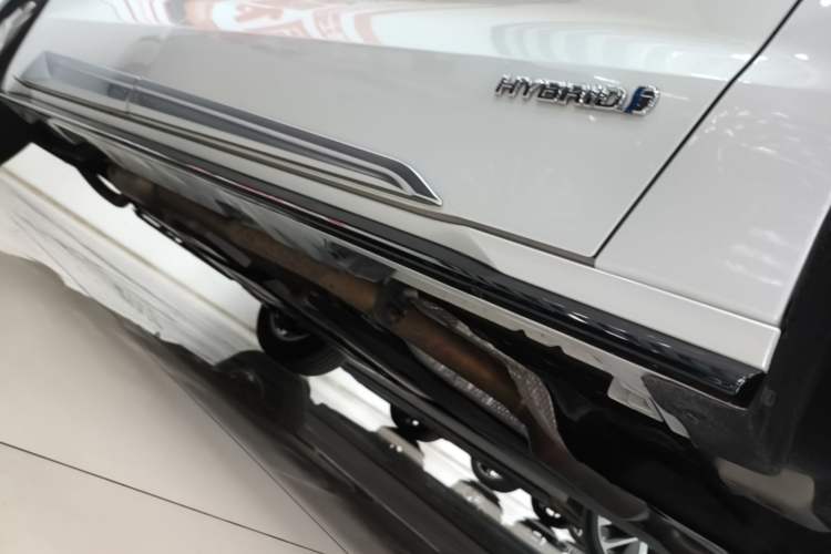 Used Toyota SIENNA 2021 2.5L Hybrid Platinum Edition Right Side Sill