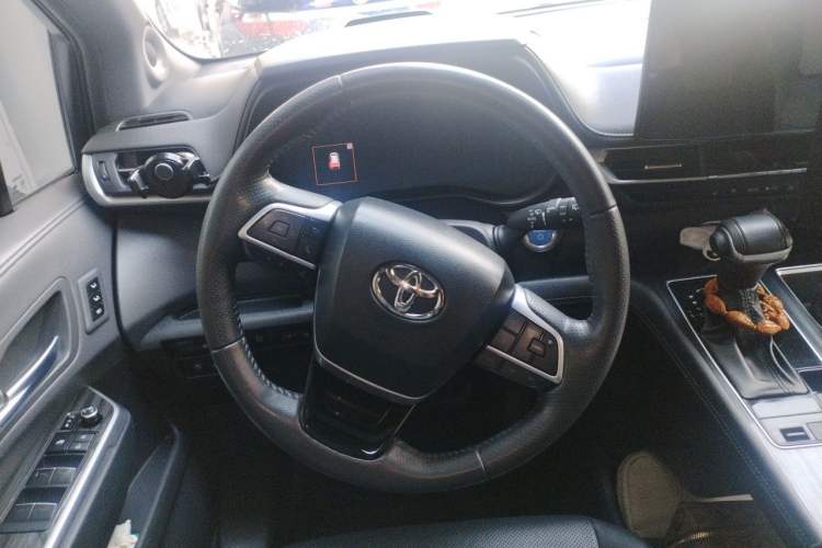 Used Toyota SIENNA 2021 2.5L Hybrid Platinum Edition Steering Wheel
