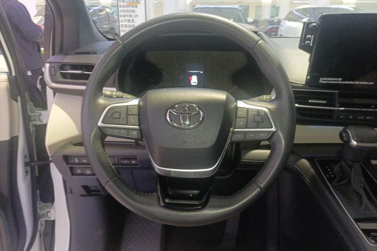 Used Toyota SIENNA 2021 2.5L Hybrid Premium Edition Steering Wheel