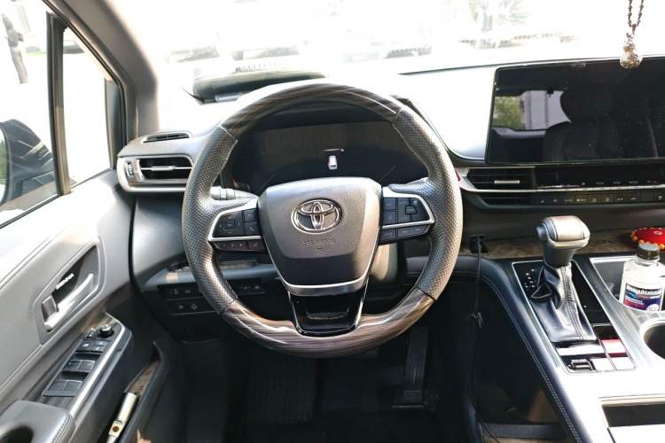 Used Toyota SIENNA 2021 2.5L Hybrid Premium Edition Steering Wheel