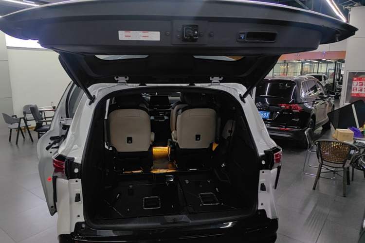Used Toyota SIENNA 2021 2.5L Hybrid Premium Edition Trunk
