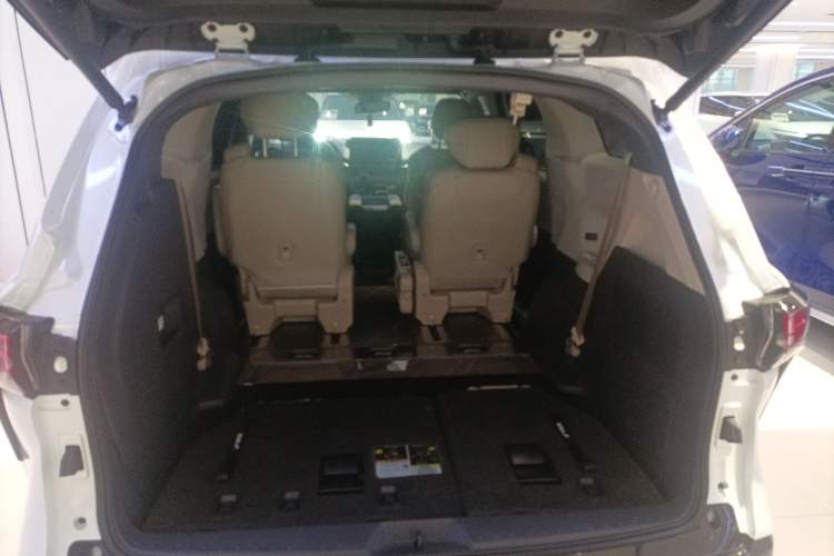 Used Toyota SIENNA 2021 2.5L Hybrid Premium Edition Trunk