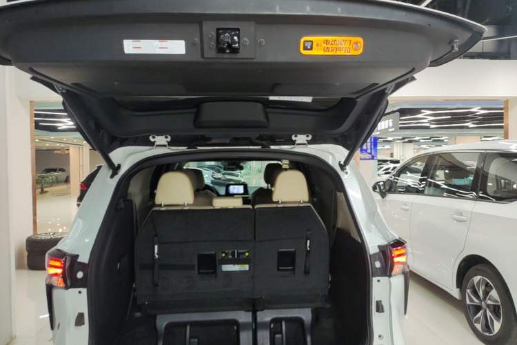 Used Toyota SIENNA 2021 2.5L Hybrid Luxury Edition Trunk