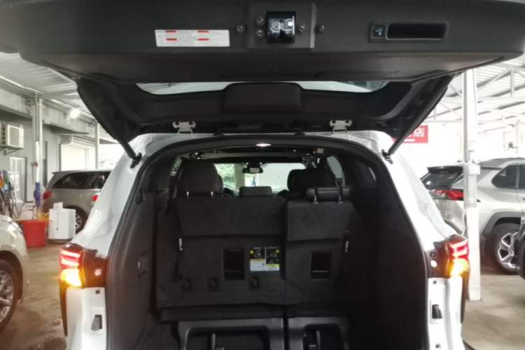 Used Toyota SIENNA 2021 2.5L Hybrid Premium Edition Trunk