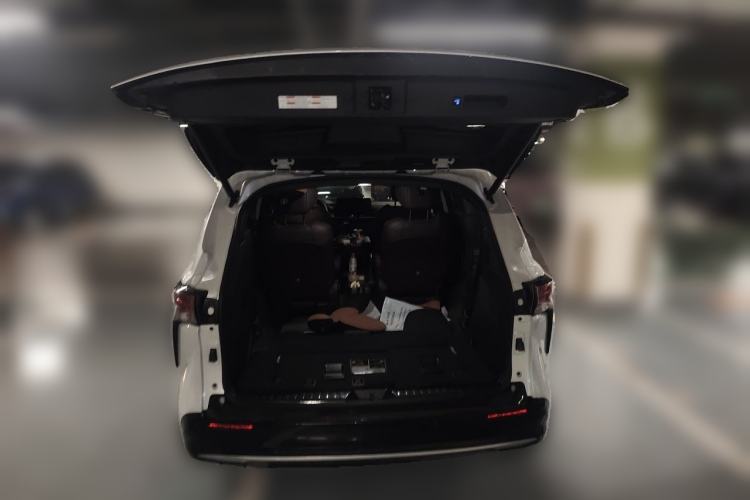 Used Toyota SIENNA 2021 2.5L Hybrid Platinum Edition Trunk