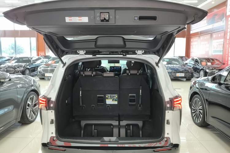 Used Toyota SIENNA 2021 2.5L Hybrid Platinum Edition Trunk