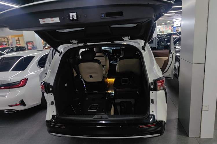 Used Toyota SIENNA 2021 2.5L Hybrid Premium Edition Trunk