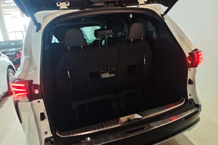 Used Toyota SIENNA 2021 2.5L Hybrid Premium Edition Trunk