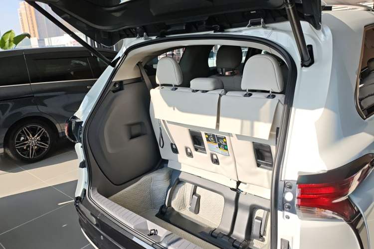 Used Toyota SIENNA 2021 2.5L Hybrid Comfort Edition Trunk