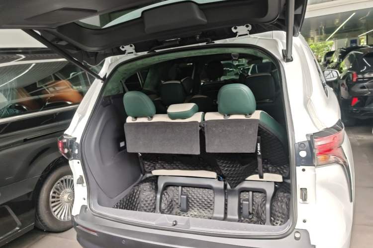 Used Toyota SIENNA 2021 2.5L Hybrid Comfort Edition Trunk