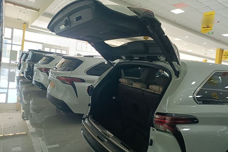 Used Toyota SIENNA 2021 2.5L Hybrid Premium Edition Trunk
