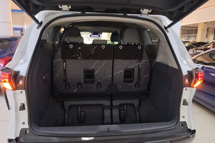 Used Toyota SIENNA 2021 2.5L Hybrid Luxury Edition Trunk