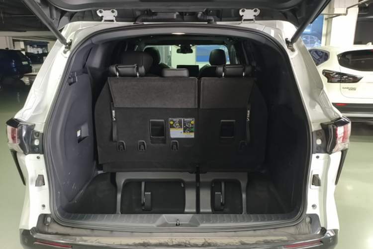 Used Toyota SIENNA 2021 2.5L Hybrid Premium Edition Trunk