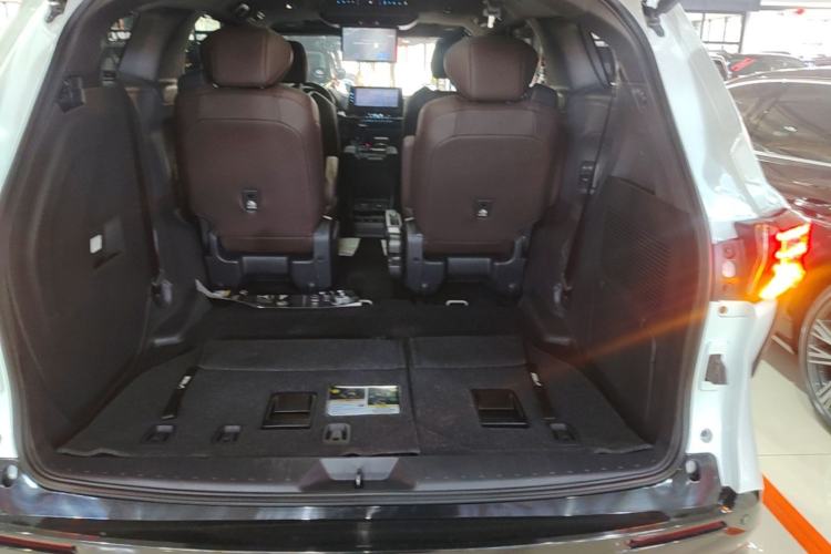 Used Toyota SIENNA 2021 2.5L Hybrid Platinum Edition Trunk