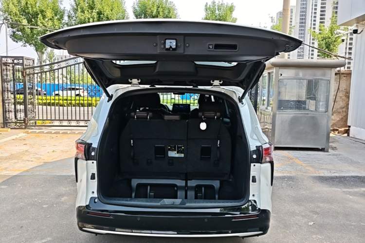 Used Toyota SIENNA 2021 2.5L Hybrid Platinum Edition Trunk