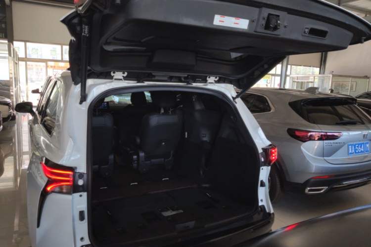 Used Toyota SIENNA 2021 2.5L Hybrid Premium Edition Trunk