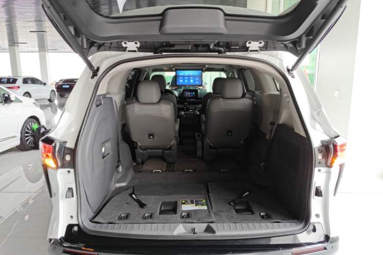 Used Toyota SIENNA 2021 2.5L Hybrid Luxury Edition Trunk
