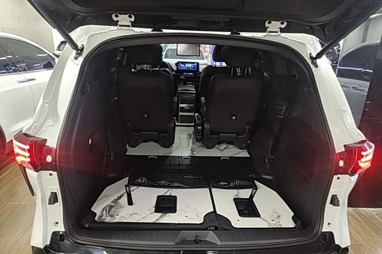 Used Toyota SIENNA 2021 2.5L Hybrid Platinum Edition Trunk