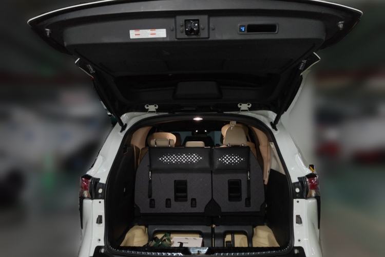 Used Toyota SIENNA 2021 2.5L Hybrid Premium Edition Trunk