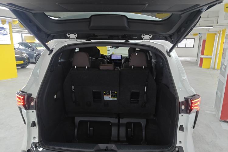 Used Toyota SIENNA 2021 2.5L Hybrid Platinum Edition Trunk