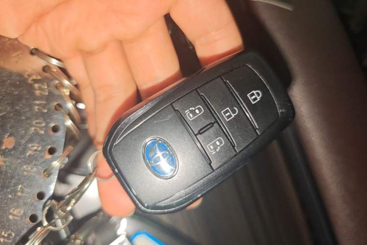 Used Toyota SIENNA 2021 2.5L Hybrid Platinum Edition Vehicle Key