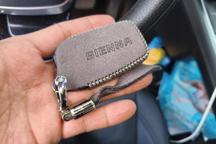 Used Toyota SIENNA 2021 2.5L Hybrid Platinum Edition Vehicle Key