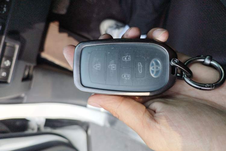 Used Toyota SIENNA 2021 2.5L Hybrid Platinum Edition Vehicle Key