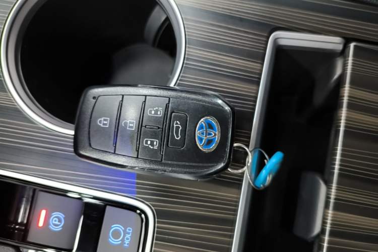 Used Toyota SIENNA 2021 2.5L Hybrid Platinum Edition Vehicle Key