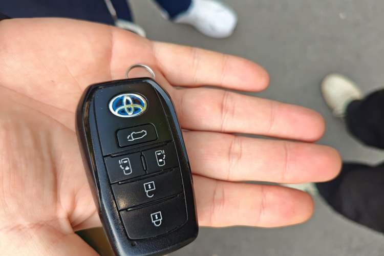 Used Toyota SIENNA 2021 2.5L Hybrid Premium Edition Vehicle Key