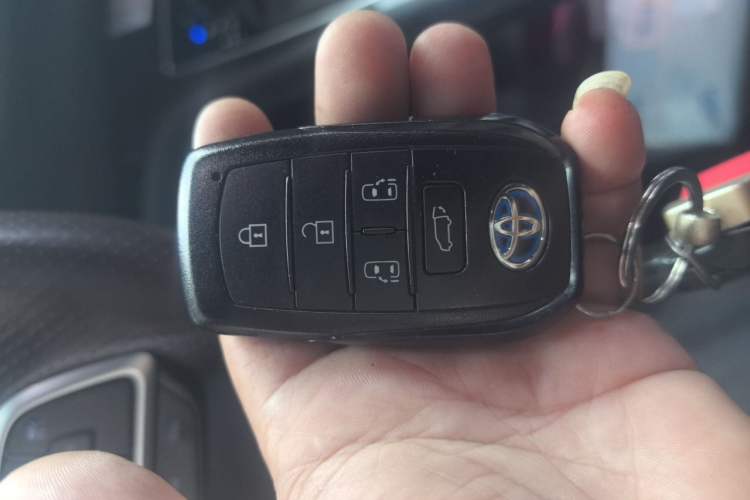 Used Toyota SIENNA 2021 2.5L Hybrid Platinum Edition Vehicle Key