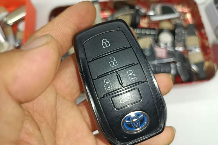 Used Toyota SIENNA 2021 2.5L Hybrid Premium Edition Vehicle Key